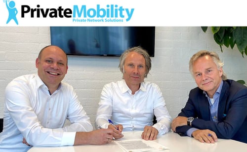 3 heren lachen na camera na ondertekenen overname Private Mobility door S. Lam Beheer, eigenaar van KeenSystems