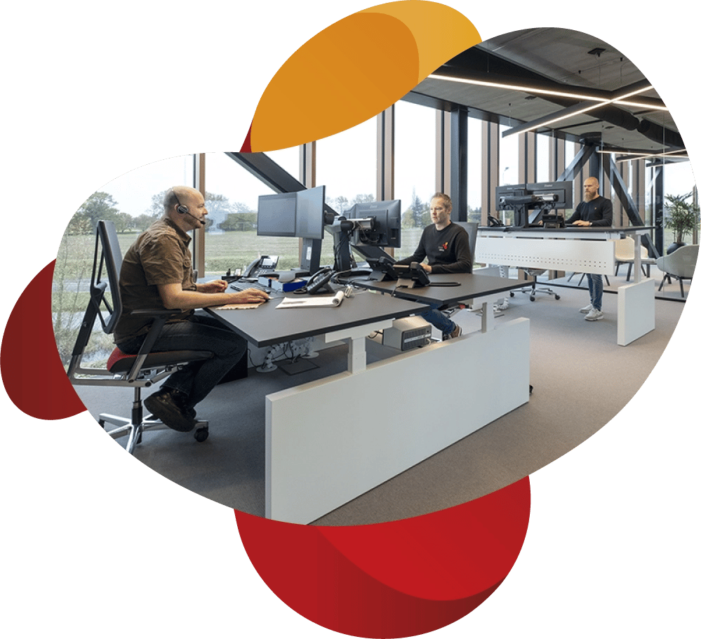 Medewerkers NOC KeenSystems zittend aan hun werkplek